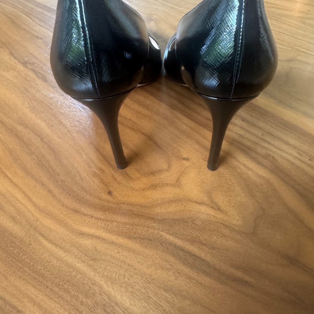 Prada Black Floral Patent Leather Pointed-Toe Heels (Size 7.5) - Picture 3 of 4